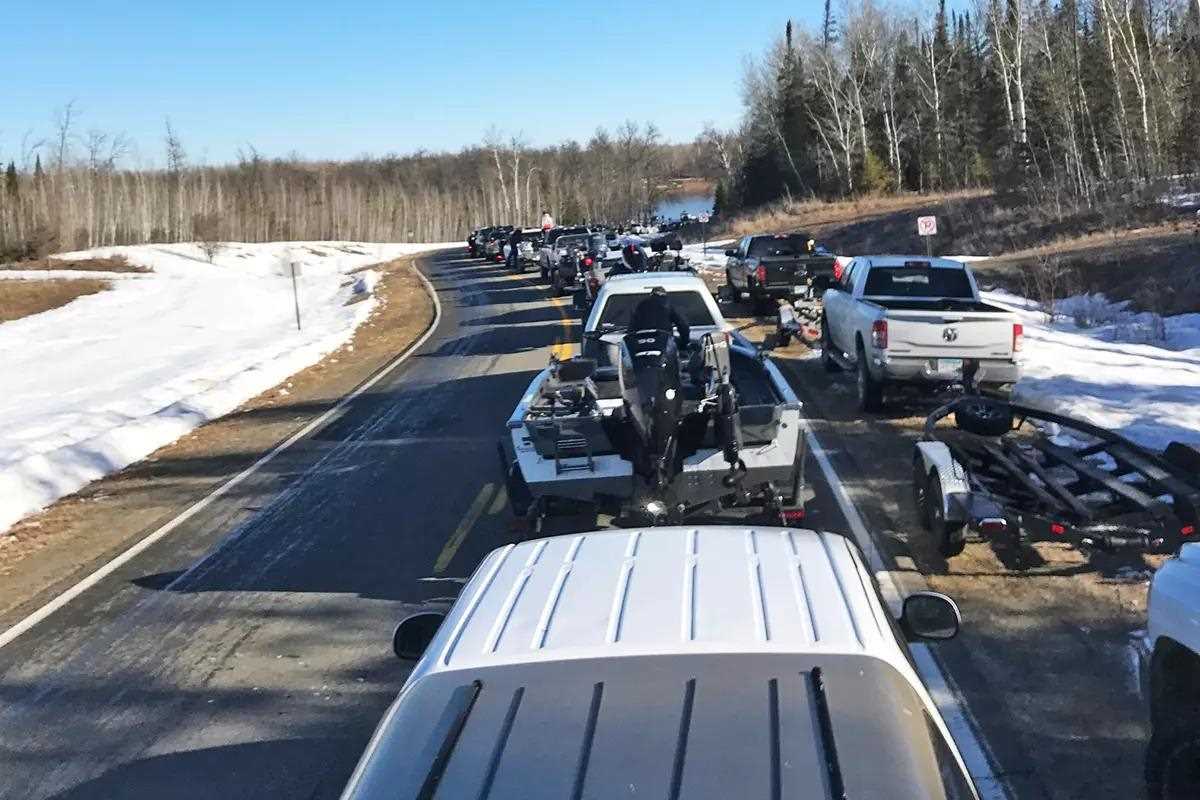 01-rainy-river-walleyes-traffic